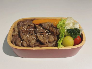 Sebzeli sığır eti, siyah tabakta et ve pirinç, Japon yemeği.