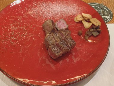 Patates ve baharatlı biftek.