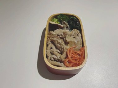 Tavuk ve sebzeli taze salata.