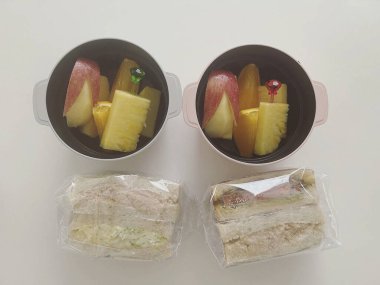 Beyaz arka planda tavuklu sandviç..