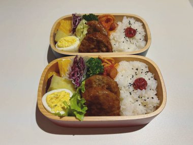 Tavuk ve sebzeli pilav fotoğrafı.