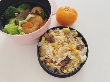 Tavuk ve sebzeli kızarmış pilav.