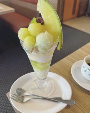 Bir fincan taze meyve tatlısını yakın.