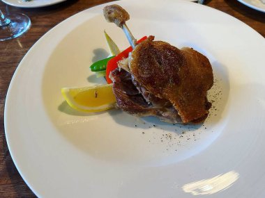 Beyaz tabağı olan lezzetli bir kızarmış tavuğun yüksek açılı görüntüsü.