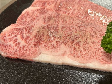 Taze çiğ bifteği kapat.