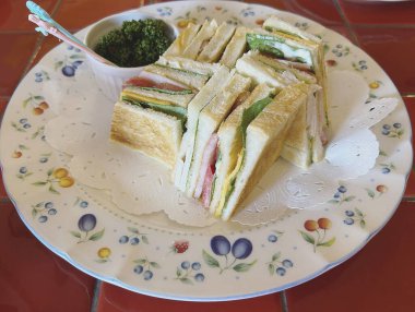 Peynirli ve sebzeli taze salata.