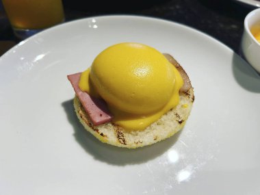 Yağda yumurta ve tost ile nefis kahvaltı.