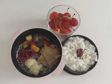 Lezzetli Asya yemeklerinin yakın görüntüsü