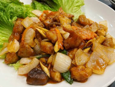 Sebzeli kızarmış tavuk.