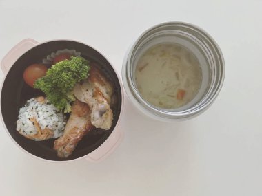 Tavuklu pilav ve sebze.