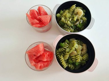 Çilekli taze salata ve yeşil fesleğen.