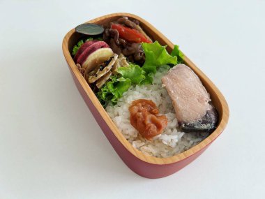 Tavuklu pilav ve sebze.