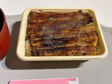 Tabağında sebze olan ızgara somon.