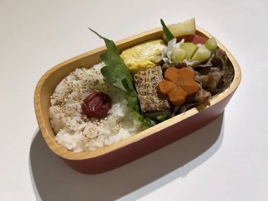 Japon mutfağı, kızarmış balık, pirinç, sebze ve sebze.