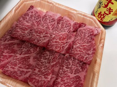 Baharatlı ve otlu çiğ biftek