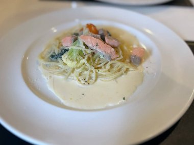 somon ve sebzeli makarna