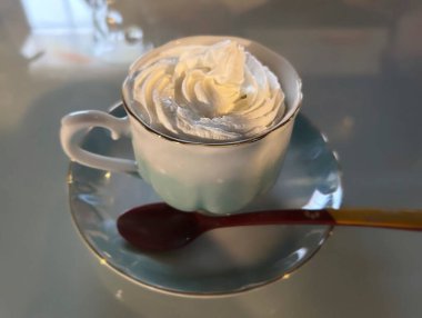 Beyaz arka planda dondurmalı bir fincan sıcak çikolata.