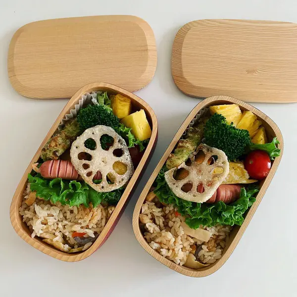 Beyaz arka planda pirinç ve sebzeli kutu