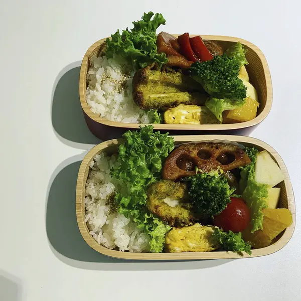 Sebze ve meyveli beyaz bir arka planda beslenme çantası.