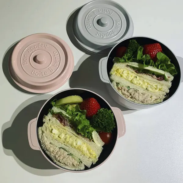 Sebzeli taze salata ve beyaz arka planda yeşiller.