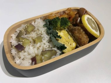 Japon mutfağı. Pilavlı suşi, sebze ve tavuk.