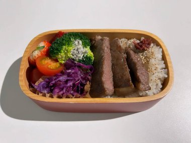 Sebze ve baharatlı bir kutu pirinç.