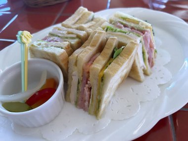 Tavuk ve peynirli sandviç, salata ve sebze..