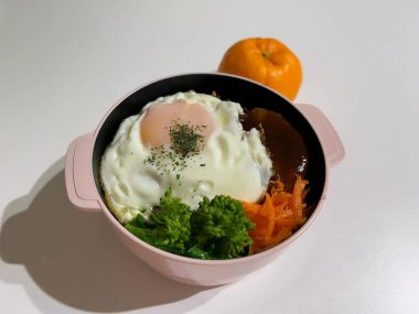 Pirinç ve sebzeli yumurta.