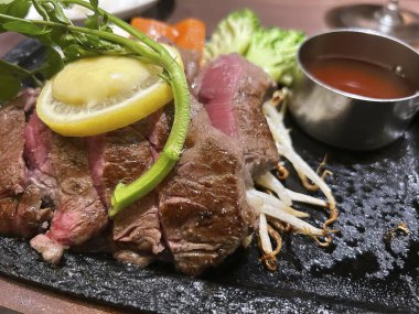 Masada ızgara biftek var.