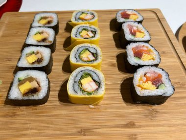 suşi roll plaka üzerinde