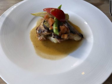 Sebzeli ve otlu kızarmış balık