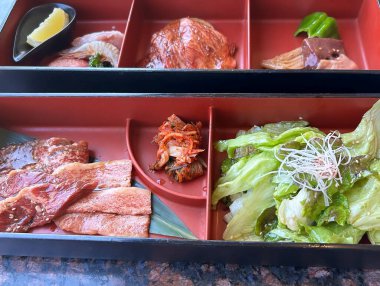 Lezzetli Asya yemeklerinin yakın görüntüsü