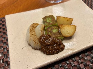 Baharatlı ve otlu kızarmış patates.