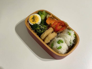 Japon suşi somon ile