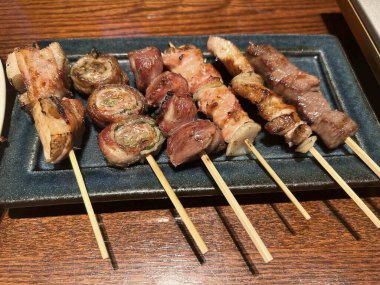 Sebze ve soslu ızgara tavuk.