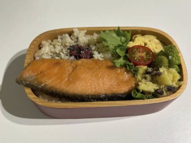 Japon yemeği, somon balığı ve pirinç.