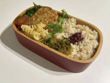 Tahta masada pirinç dolu bir kutu.