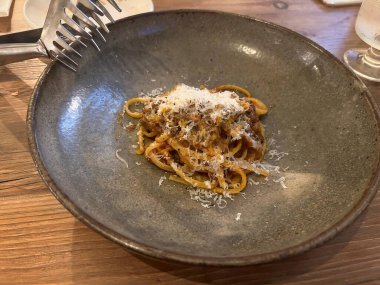 Peynirli ve domates soslu spagetti.