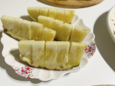 yeşil ve beyaz pirinç kasede muz dilimleri ile