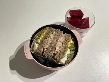 Peynirli ve sebzeli lezzetli taze sandviç.