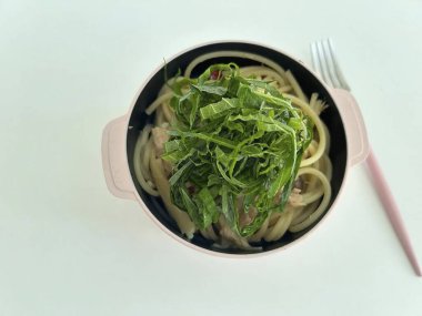 Masada peynirli ve otlu makarna.