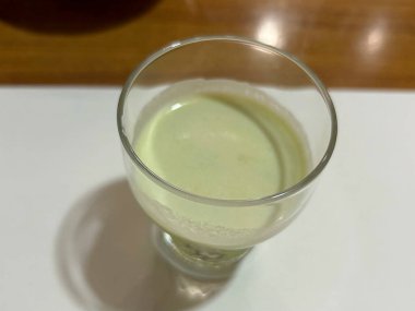 Bir bardak sütü pipetle kapat.