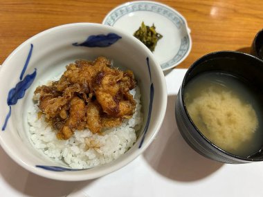 Domuz eti ve sebzeli kızarmış pirinç.