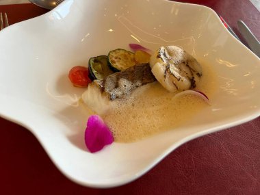 Bir balığa yaklaş.