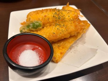 Patates ve sebzeli kızarmış tavuk.