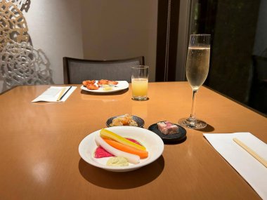 Japon suşisi restorandaki masada.