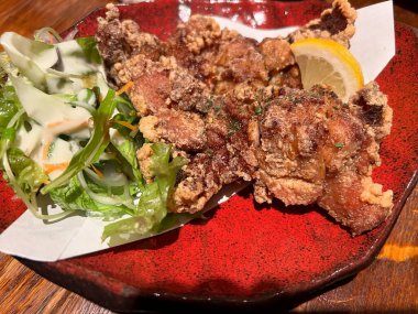 kızarmış balık-salata ve limon ile