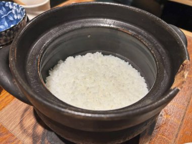 Bir kase pirinci kapat.