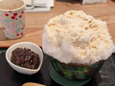 Çikolatalı ve vanilyalı dondurma.