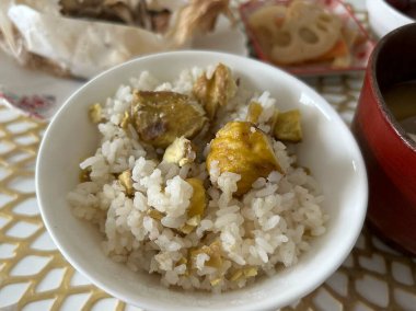 Tavuklu pilav ve sebze.